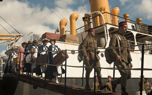 Las enfermeras y los soldados protagonistas de 'Tiempos de guerra'