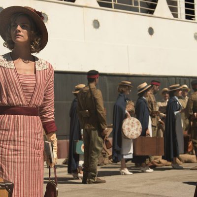 Julia (Amaia Salamanca), esperando a su viaje en 'Tiempos de guerra'