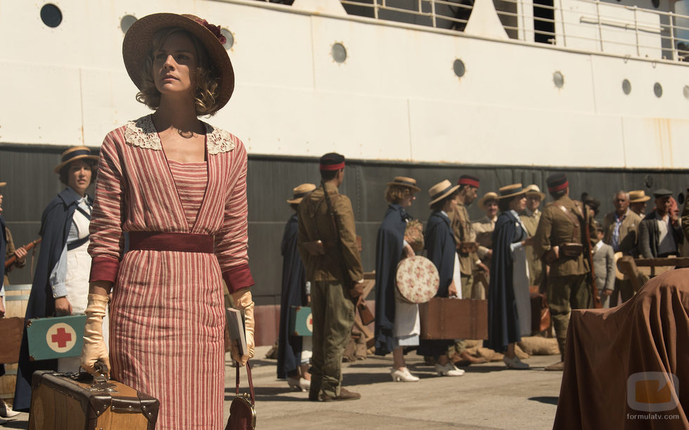 Julia (Amaia Salamanca), esperando a su viaje en 'Tiempos de guerra'