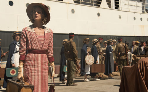 Julia (Amaia Salamanca), esperando a su viaje en 'Tiempos de guerra'