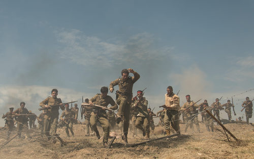 Los soldados salen corriendo en 'Tiempos de guerra' en mitad de una batalla.