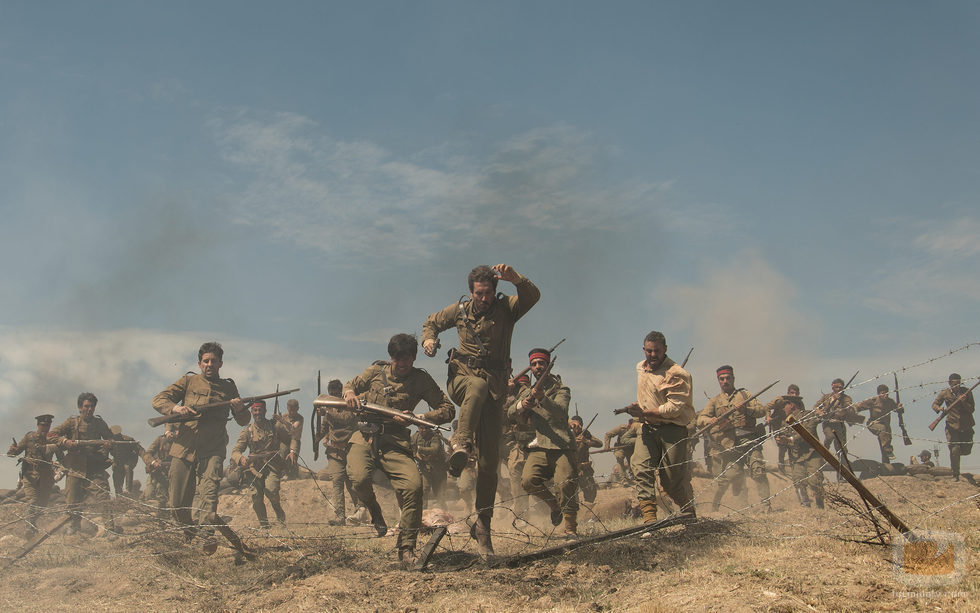 Los soldados salen corriendo en 'Tiempos de guerra' en mitad de una batalla.