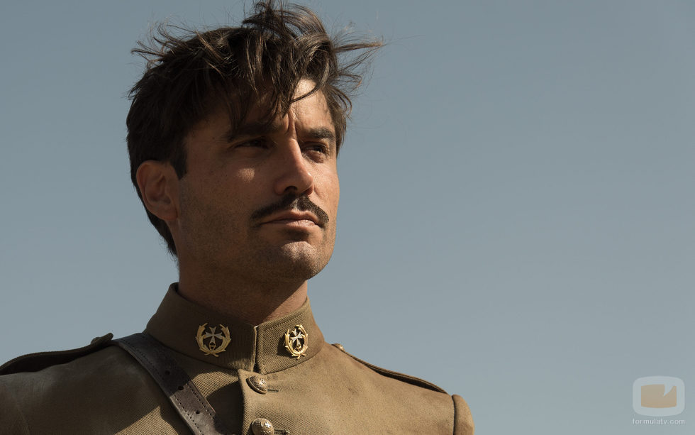 Fidel Calderón (Álex García) mira al horizonte en 'Tiempos de guerra'