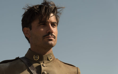 Fidel Calderón (Álex García) mira al horizonte en 'Tiempos de guerra'