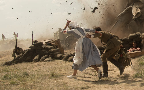 Explosión en mitad de una dura batalla en 'Tiempos de guerra'