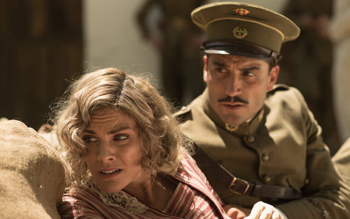 Julia y Fidel a cubierto en 'Tiempos de guerra'