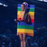 Miley Cyrus vestida con la bandera LGTB