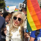 Lady Gaga luciendo una bandera LGTB