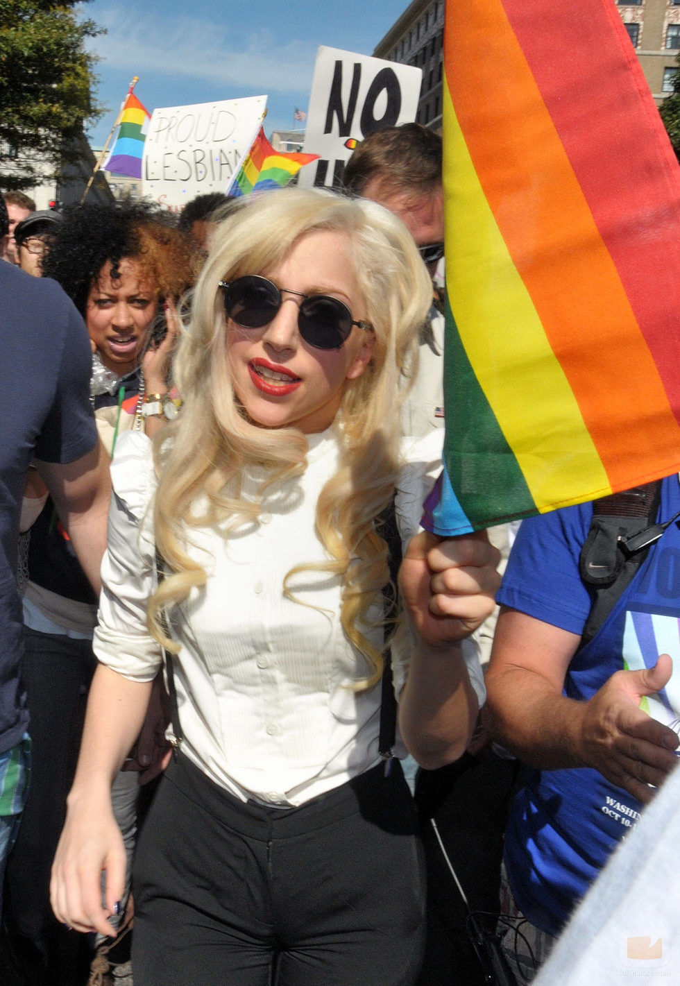 Lady Gaga luciendo una bandera LGTB