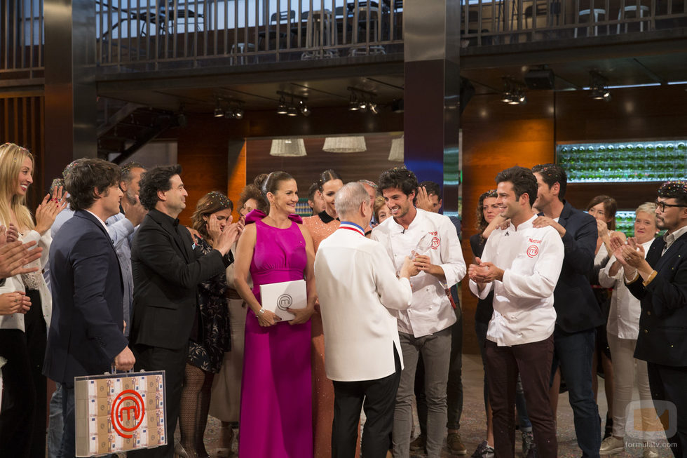 Robuchon le entrega el premio a Jorge en 'MasterChef 5'