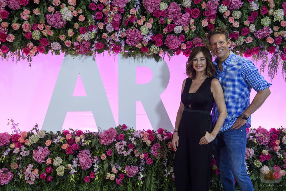 Ana Rosa Quintana posa junto a Joaquín Prat de 'El programa de Ana Rosa'