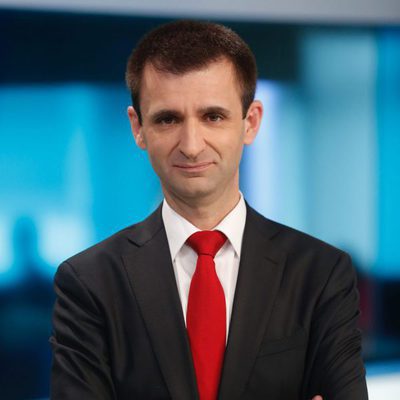 José Pablo López posa en uno de los platós de Telemadrid