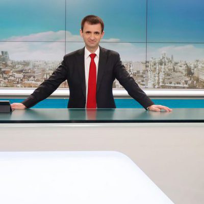 José Pablo López es fotografiado en el plató de los informativos de Telemadrid