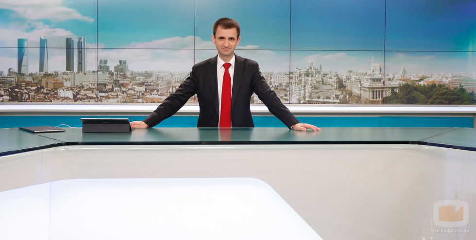 José Pablo López es fotografiado en el plató de los informativos de Telemadrid