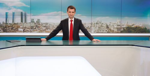 José Pablo López es fotografiado en el plató de los informativos de Telemadrid