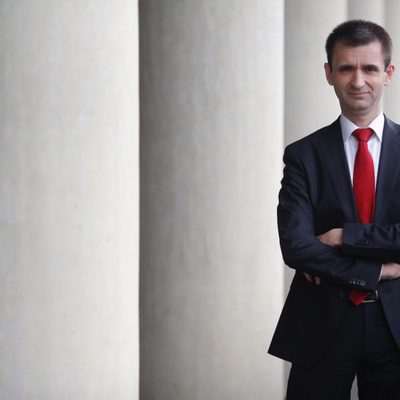 José Pablo López, director general de Telemadrid, junto a varias columnas