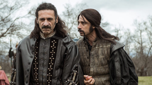 Nacho Fresneda y Hugo Silva, durante una de sus aventuras en 'El Ministerio del Tiempo'