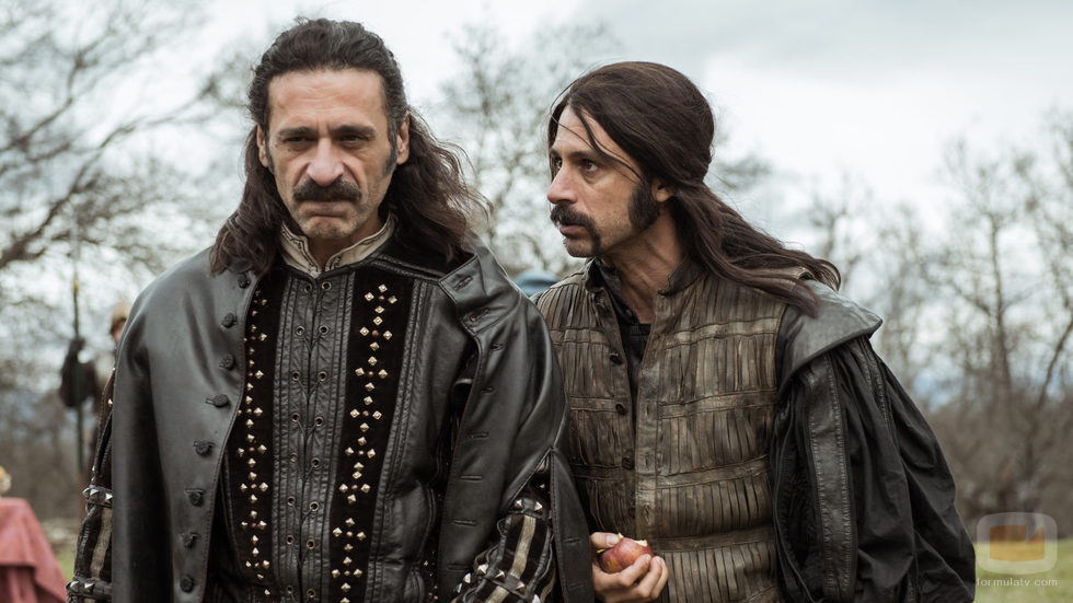 Nacho Fresneda y Hugo Silva, durante una de sus aventuras en 'El Ministerio del Tiempo'