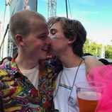 Carl Martin Eggesbø y Tarjei Sandvik Moe, actores de 'Skam', en el Oslo Pride
