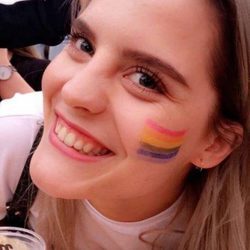 Ulrikke Falch, actriz de 'Skam', en el Oslo Pride con una bandera arcoiris pintada