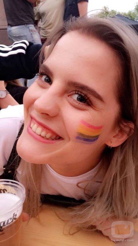 Ulrikke Falch, actriz de 'Skam', en el Oslo Pride con una bandera arcoiris pintada