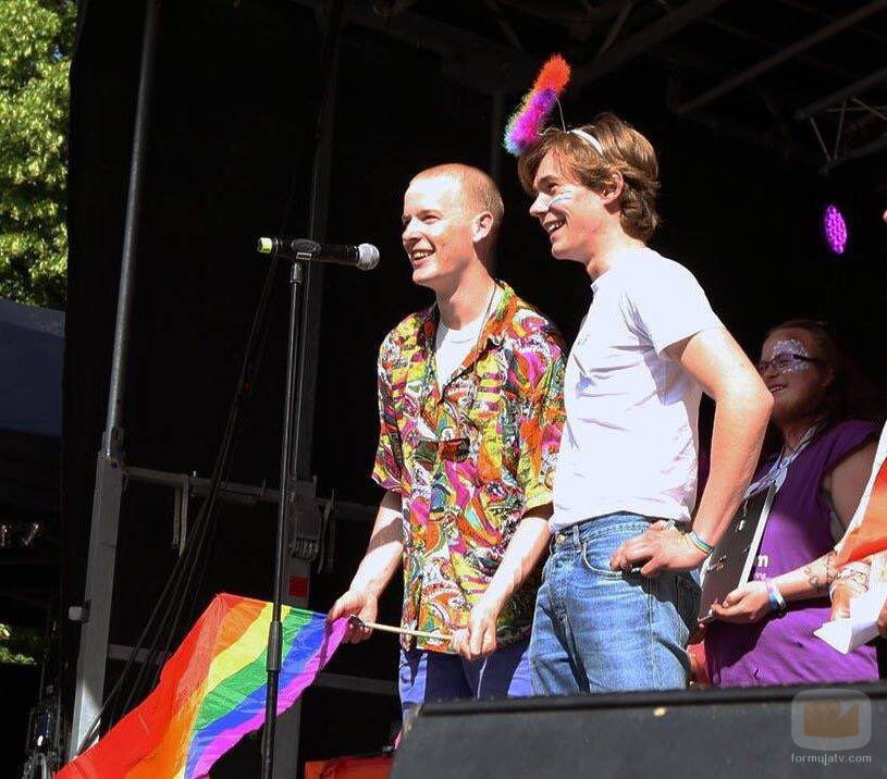Carl Martin Eggesbø y Tarjei Sandvik Moe, actores de 'Skam', subidos en el escenario durante el Oslo Pride