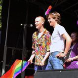 Carl Martin Eggesbø y Tarjei Sandvik Moe, actores de 'Skam', subidos en el escenario durante el Oslo Pride