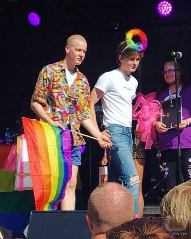 Carl Martin Eggesbø y Tarjei Sandvik Moe, actores de 'Skam', en el escenario durante el Oslo Pride