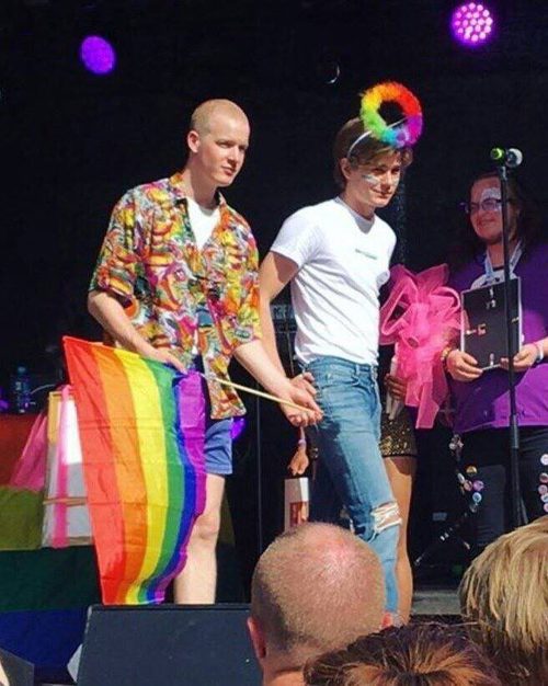 Carl Martin Eggesbø y Tarjei Sandvik Moe, actores de 'Skam', en el escenario durante el Oslo Pride
