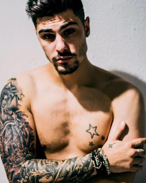 Joni Menéndez, tronista de 'Mujeres y hombres y viceversa', muestra su torso desnudo