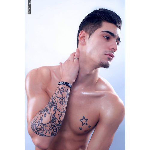 Joni Menéndez, tronista de 'Mujeres y hombres y viceversa', muestra con el torso desnudo sus tatuajes