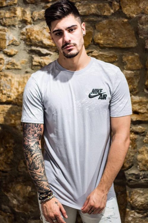 Joni Menéndez, tronista de 'Mujeres y hombres y viceversa', luce tatuajes