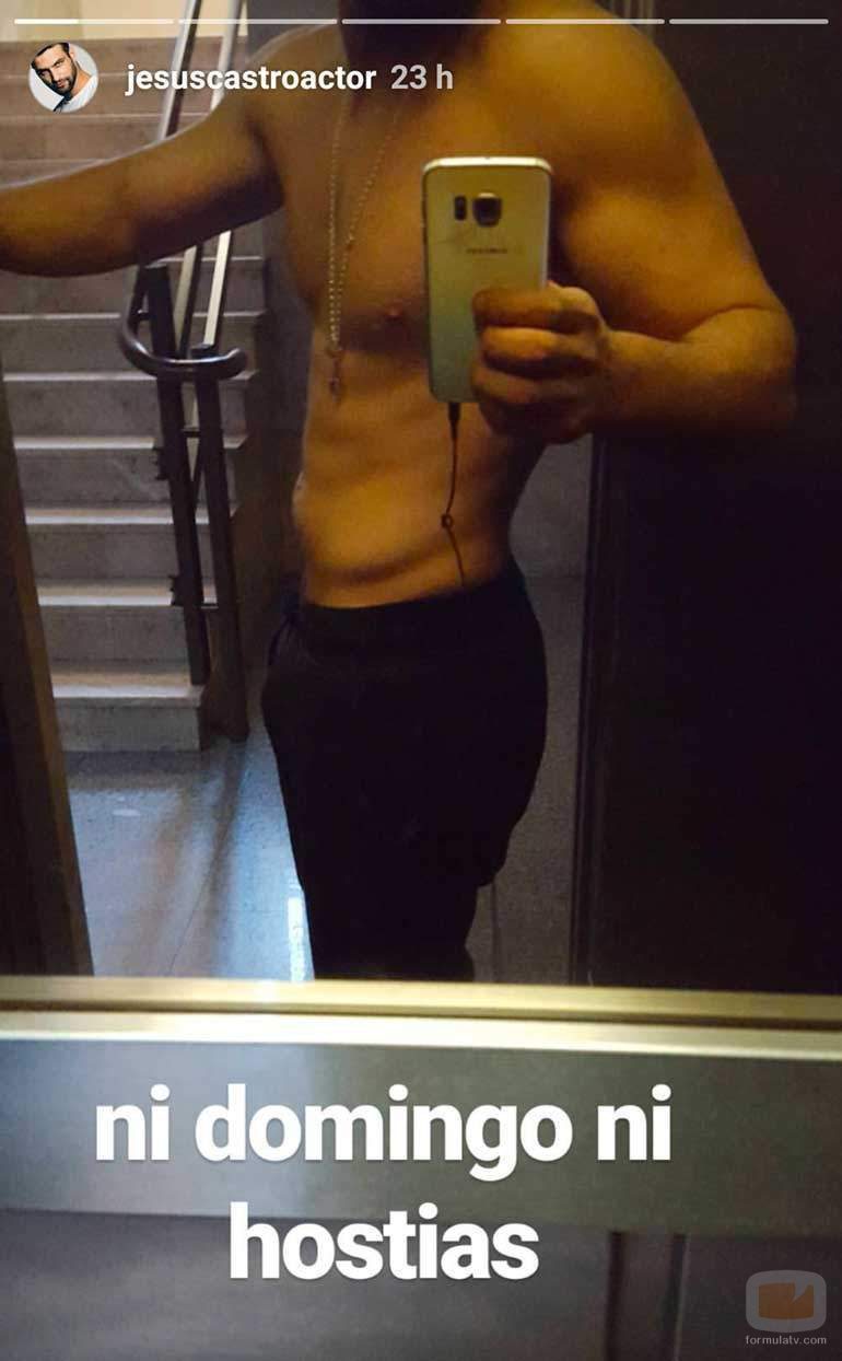 Jesús Castro, torso desnudo y bulto en las redes sociales