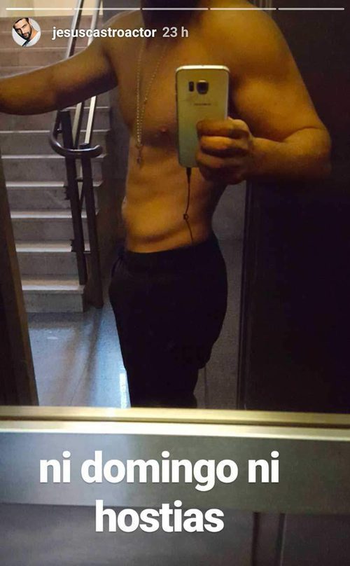 Jesús Castro, torso desnudo y bulto en las redes sociales