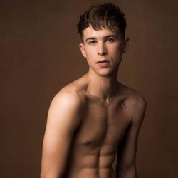 Tommy Dorfman ('Por 13 razones') se desnuda para la revista Gay Times