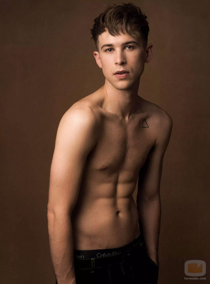 Tommy Dorfman ('Por 13 razones') se desnuda para la revista Gay Times