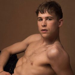 Tommy Dorfman (Ryan en 'Por 13 razones') se desnuda, por dentro y por fuera, para la revista Gay Times