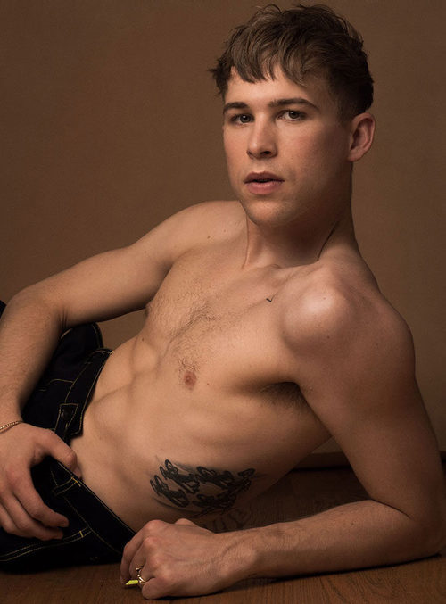 Tommy Dorfman (Ryan en 'Por 13 razones') se desnuda, por dentro y por fuera, para la revista Gay Times
