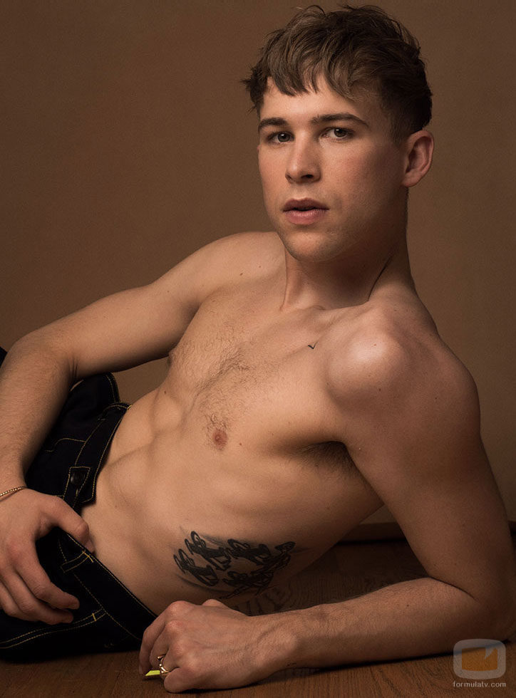 Tommy Dorfman (Ryan en 'Por 13 razones') se desnuda, por dentro y por fuera, para la revista Gay Times