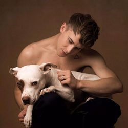 Tommy Dorfman ('Por 13 razones') posa sexy con su perro para la revista Gay Times