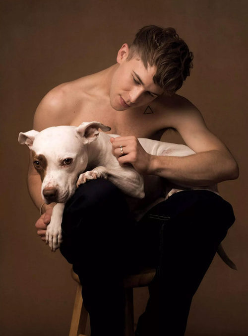 Tommy Dorfman ('Por 13 razones') posa sexy con su perro para la revista Gay Times
