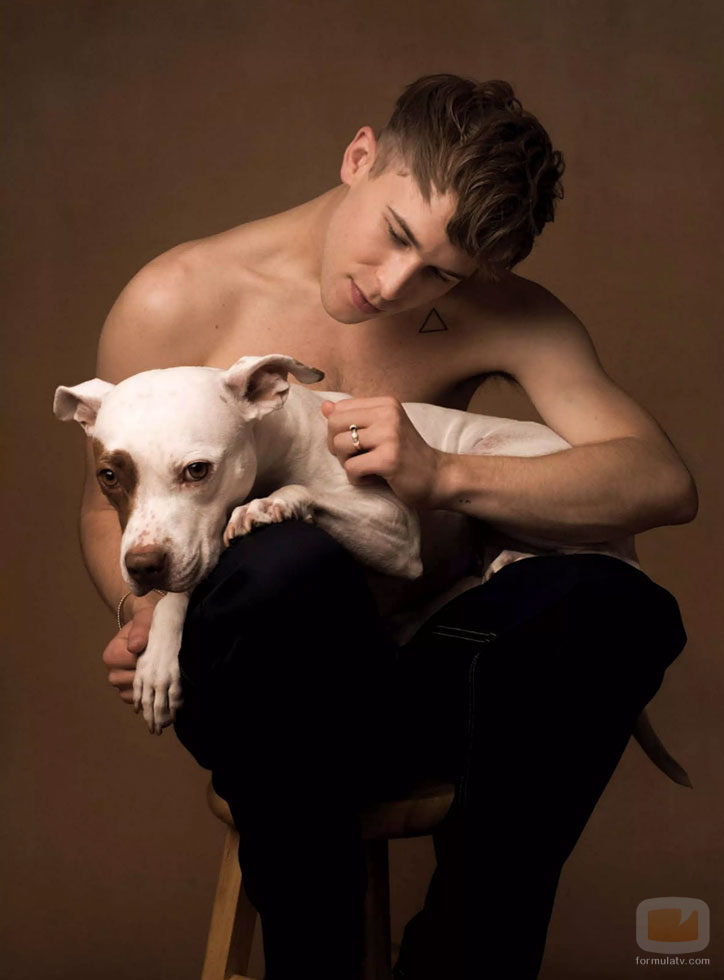 Tommy Dorfman ('Por 13 razones') posa sexy con su perro para la revista Gay Times