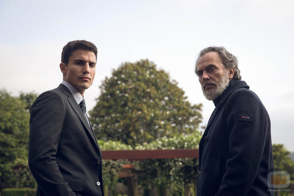Nemo Bandeira (José Coronado) y su ahijado (Álex González) en 'Vivir sin permiso'