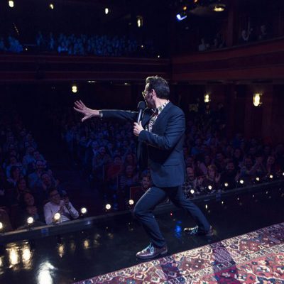 Joaquín Reyes se dirige al público en 'Una y no más'