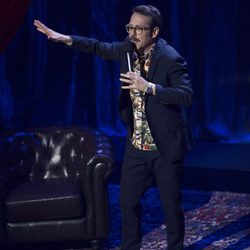 El humorista Joaquín Reyes extiende su brazo en 'Una y no más'