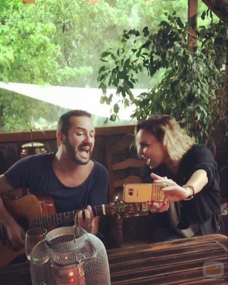 Alejandro Pareño y Chenoa cantando mientras se graban con el móvil