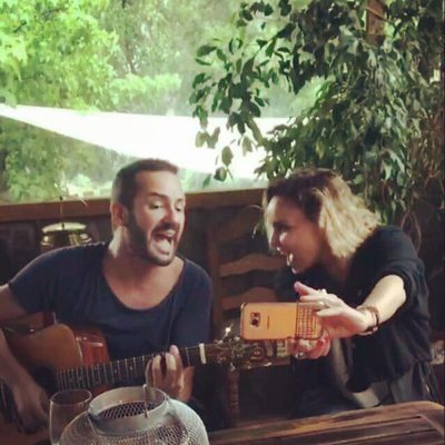 Alejandro Pareño y Chenoa cantando mientras se graban con el móvil