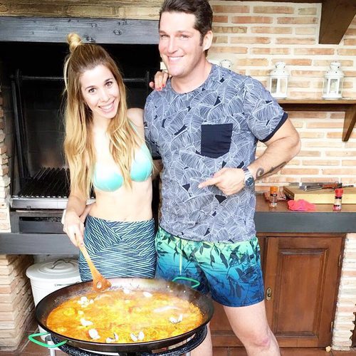 Natalia Rodríguez y Manu Tenorio ('Operación Triunfo') haciendo una paella