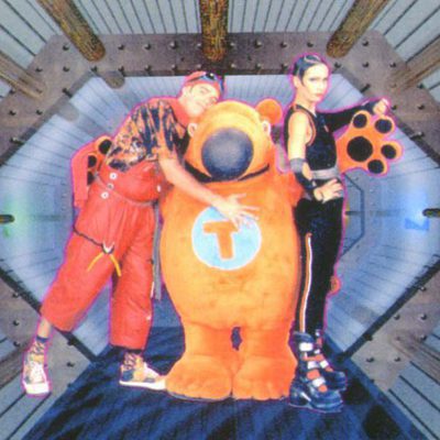Rocko Alicates (Miguel Mota) y Cybercelia (Diana Lázaro) junto a Trasto, mascota de 'Cyberclub'