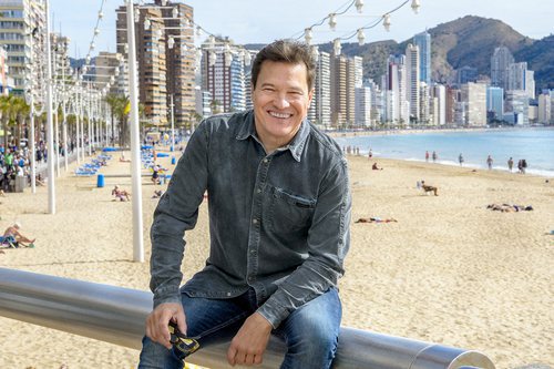 Berto Romero (Berto) y Eva Ugarte (Sandra) pasean con un carrito de bebé en 'Mira lo que has hecho'